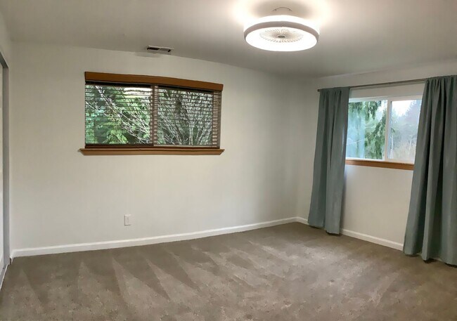 Building Photo - 1 STORY RAMBLER 3 BED 1.5 BATH IN PORT ORCHARD