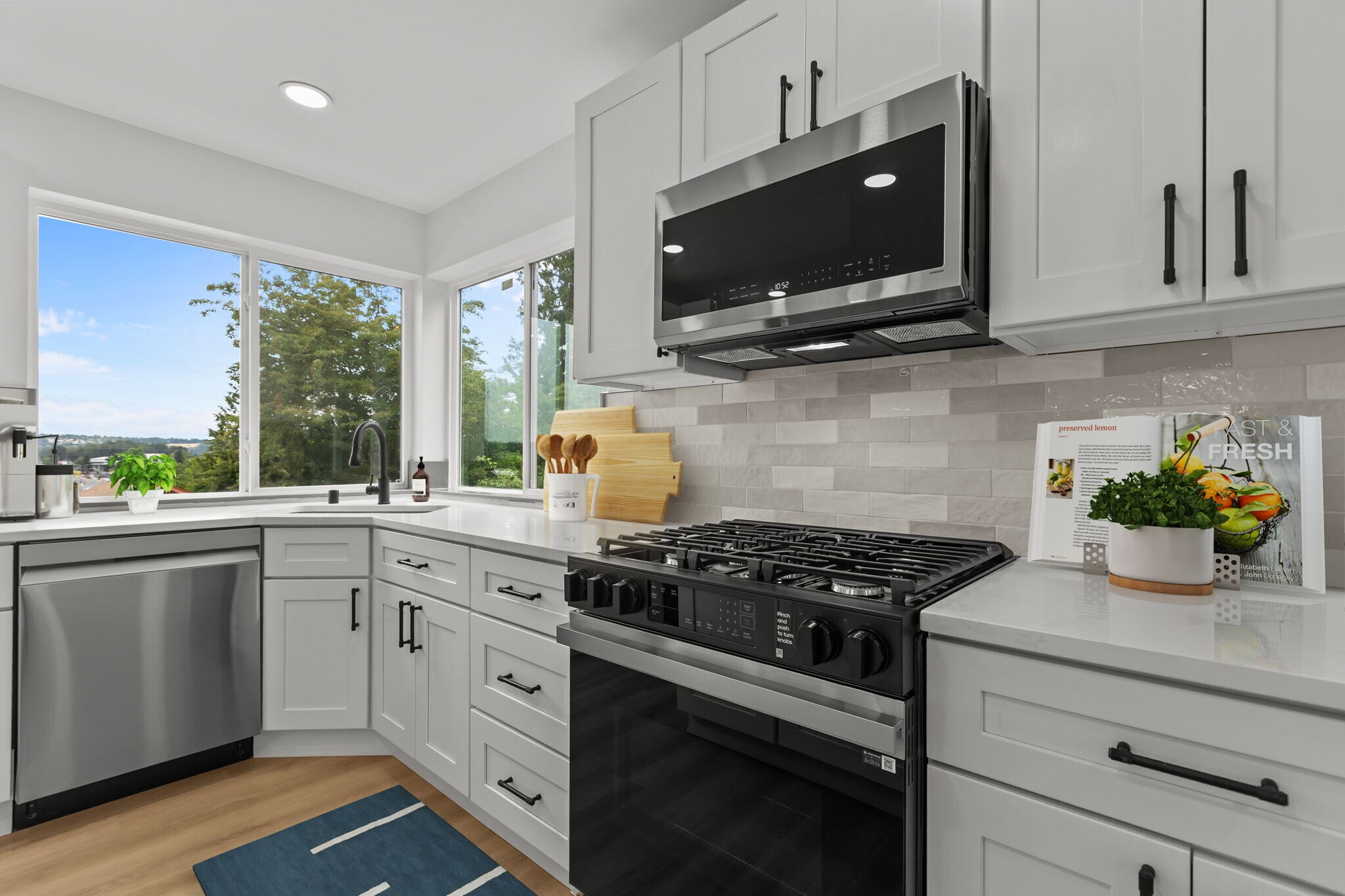 Building Photo - 605 Prospect Ave N