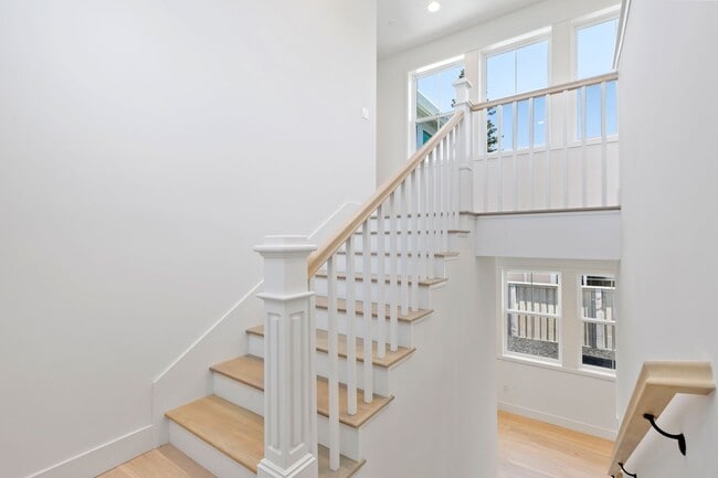 Building Photo - Amazing San Carlos Home