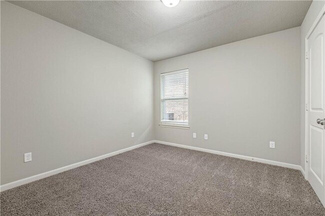 Building Photo - Available NOW! 3/2 in highly desirable Creek Meadows!!