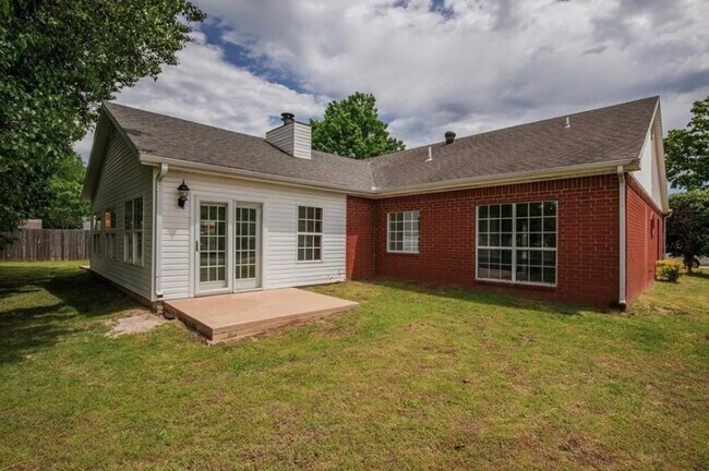 Building Photo - 1470 Forest St