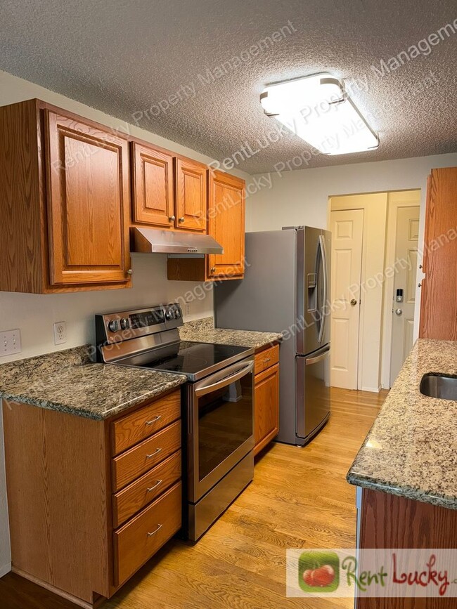Building Photo - Cozy Kirkland Condo! 1 Bed, 1 Bath w/ Updated Kitchen and Additional Parking!