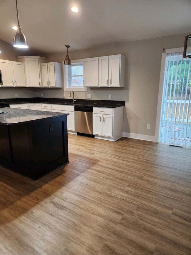Building Photo - Beautiful 3 bedroom 2 1/2 bath house