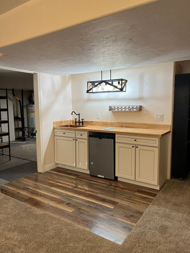 Building Photo - Stunning 5 bed 3.5 bath twin-home on the R...
