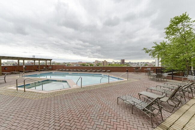 Building Photo - 102 Christopher Columbus Dr
