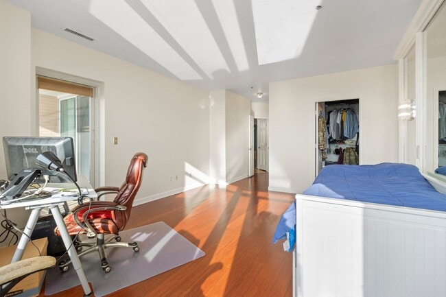 Building Photo - 100 Harborview Dr