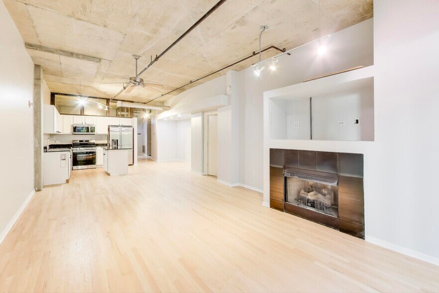 Building Photo - 933 W Van Buren St