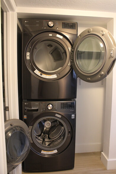 spacious washer/dryer - 3192 Bird Ave
