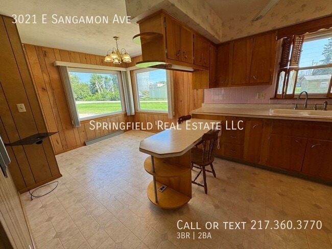 Building Photo - 3021 E Sangamon Ave