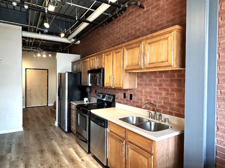 Building Photo - 515 W Main St