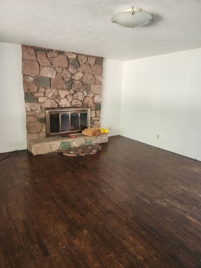 Building Photo - Wonderful 3 -bedroom with Garage
