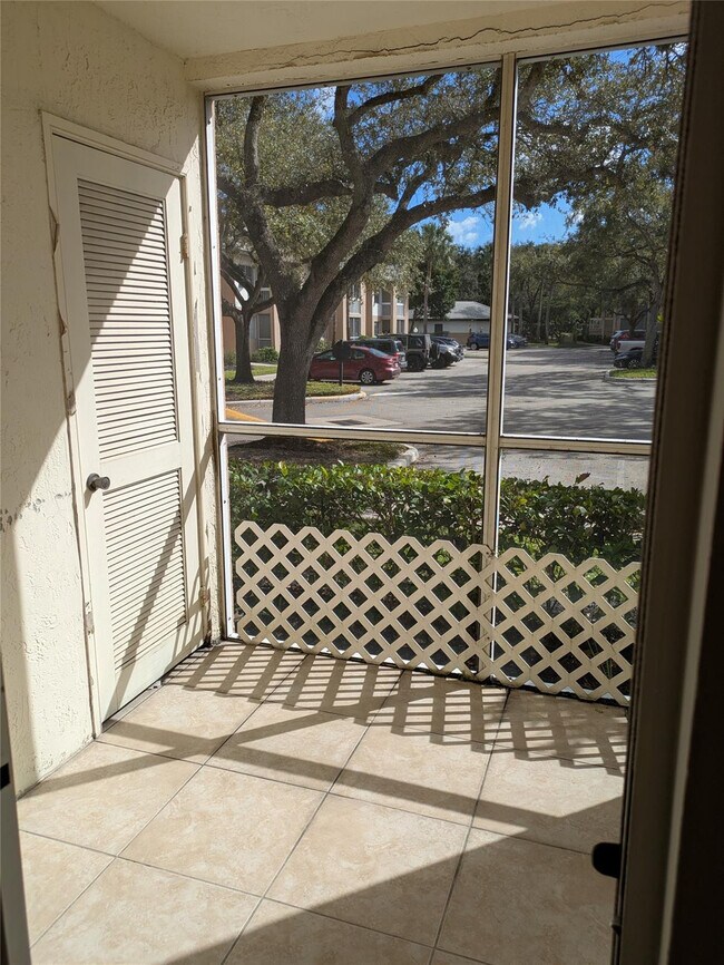 Building Photo - 9799 Westview Dr