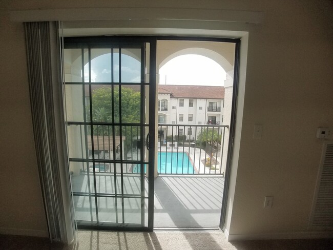 Building Photo - Beautiful 3/2 Pool View Condo  x Rent @ Th...