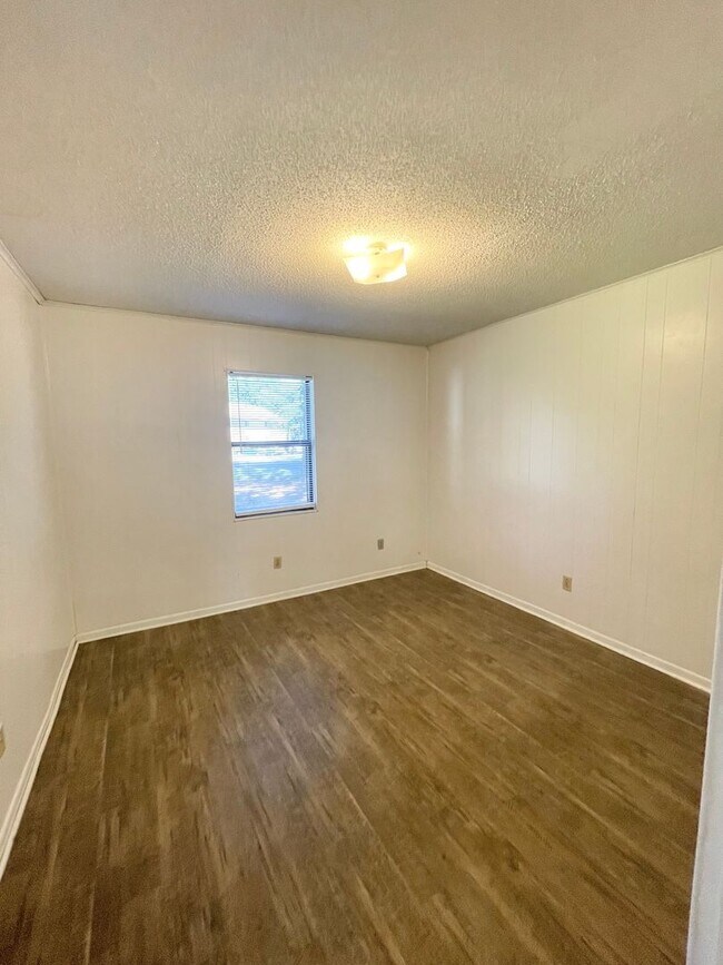 Building Photo - Welcome to Ravenwood Drive!