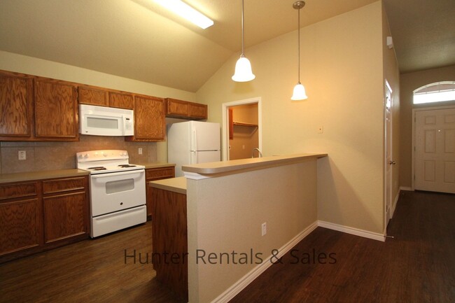 Building Photo - Luxury Duplex!