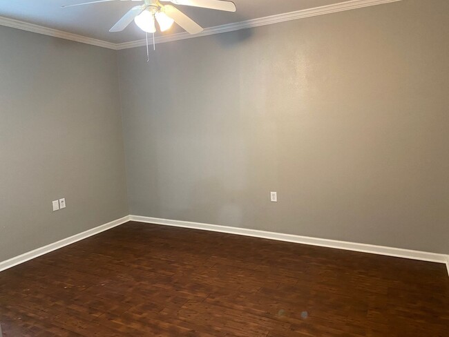 Building Photo - BOTTOM FLOOR CONDO!