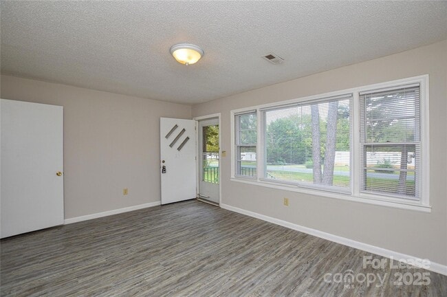 Building Photo - 331 Friendship Dr