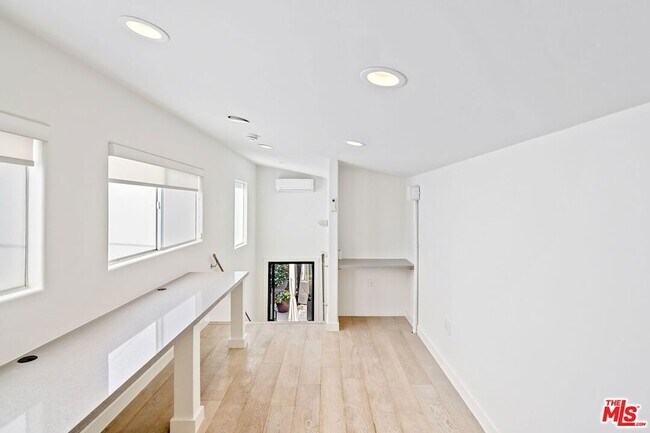 Building Photo - 516 1/2 Hill Street Unit