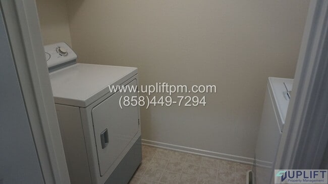 Building Photo - 2 Bed, 3 Bath Townhome Near Parks, Shoppin...