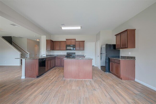 Building Photo - 5123 Oak Briar Ln