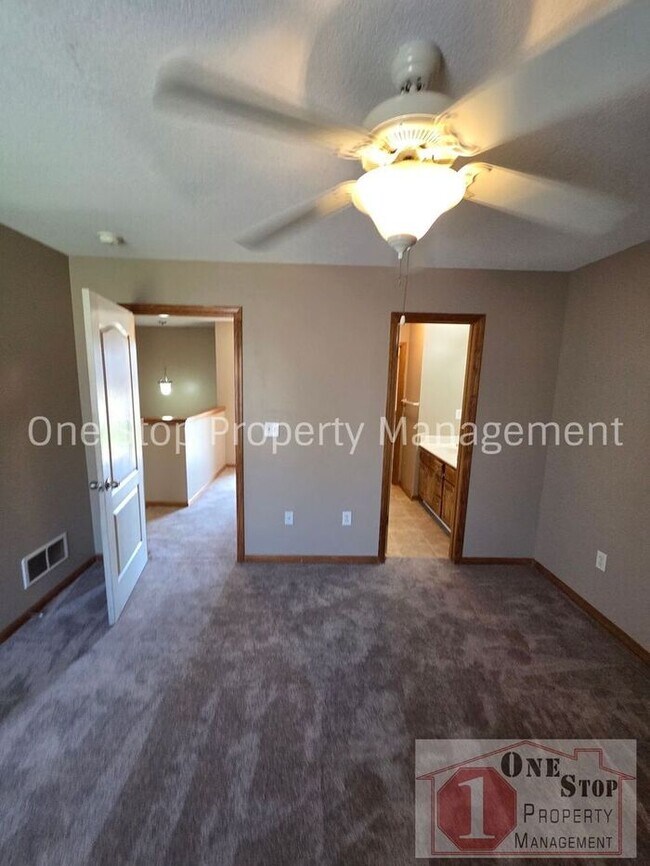 Building Photo - Beautiful 3-Bedroom 2.5 Bathroom in Independence