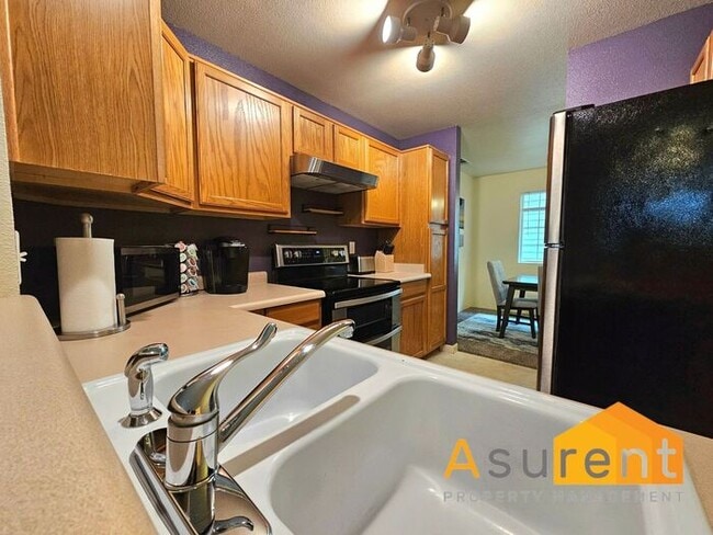 Building Photo - Charming Fully Furnished Home located in the vibrant city of Medford!