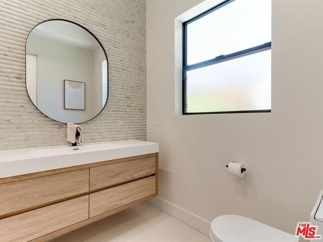 Building Photo - 5929 Hesperia Ave