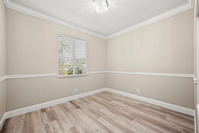 Building Photo - For rent: spacious and updated 5-bedroom, ...