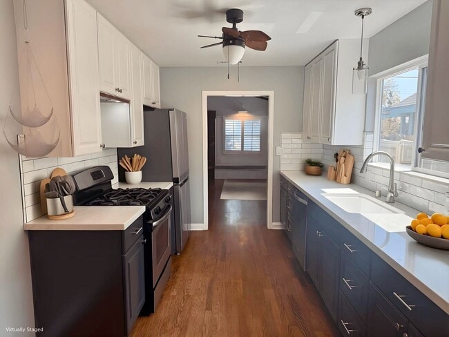 Building Photo - Spacious Silver Lake Charmer 2-bedroom, 1-bath home for Rent.