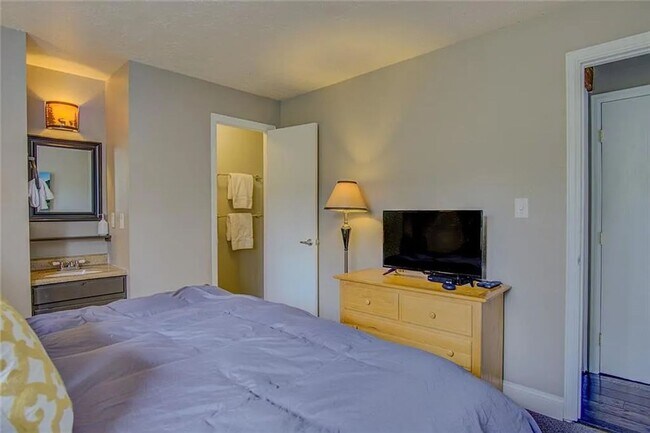 Building Photo - Buffalo Ridge - Spacious unit with Wifi, Covered Parking & Clubhouse
