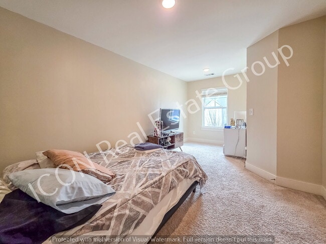 Building Photo - Spacious 3/2.5 Townhome