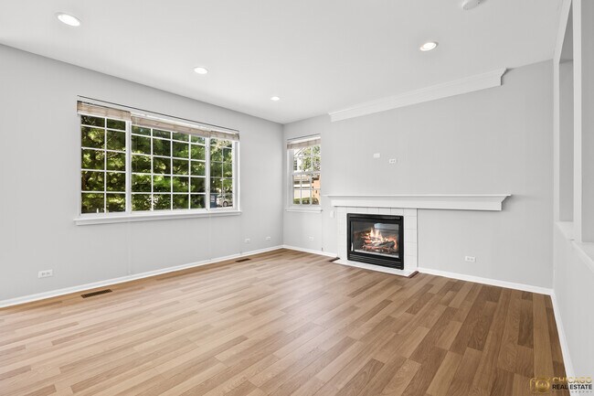 Building Photo - 600 Creekside Cir