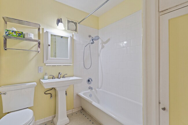 Building Photo - 321 Boylston Ave E
