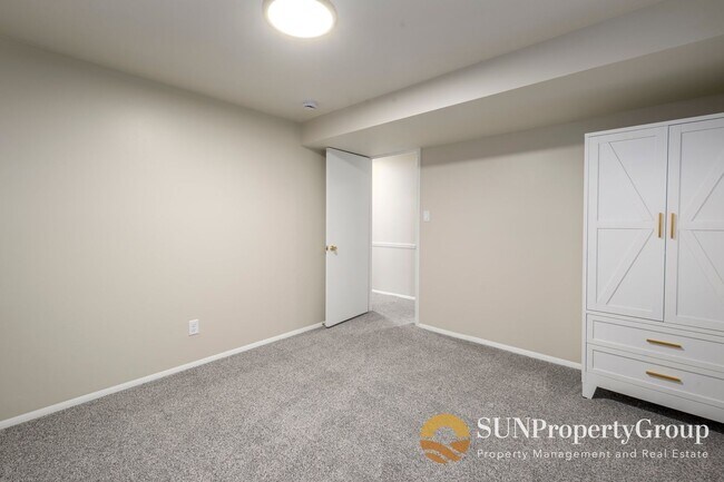 Building Photo - Stunning Remodeled Home in Desirable Cottonwood Heights!
