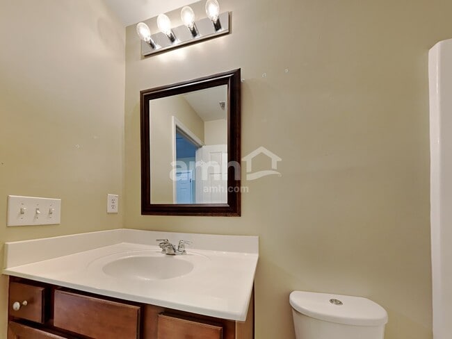 Building Photo - 409 Lakewind Dr