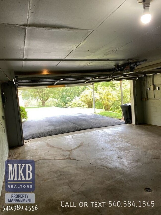 Building Photo - 6099 Franklin Rd