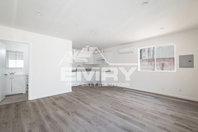 Building Photo - 3848 W 105th St