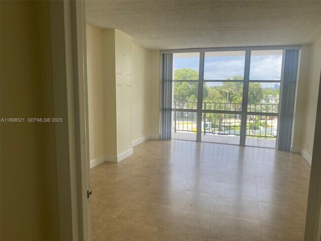 Building Photo - 1000 Parkview Dr