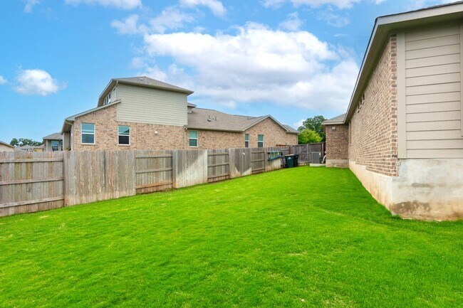 Building Photo - 501 Sixpence Ln