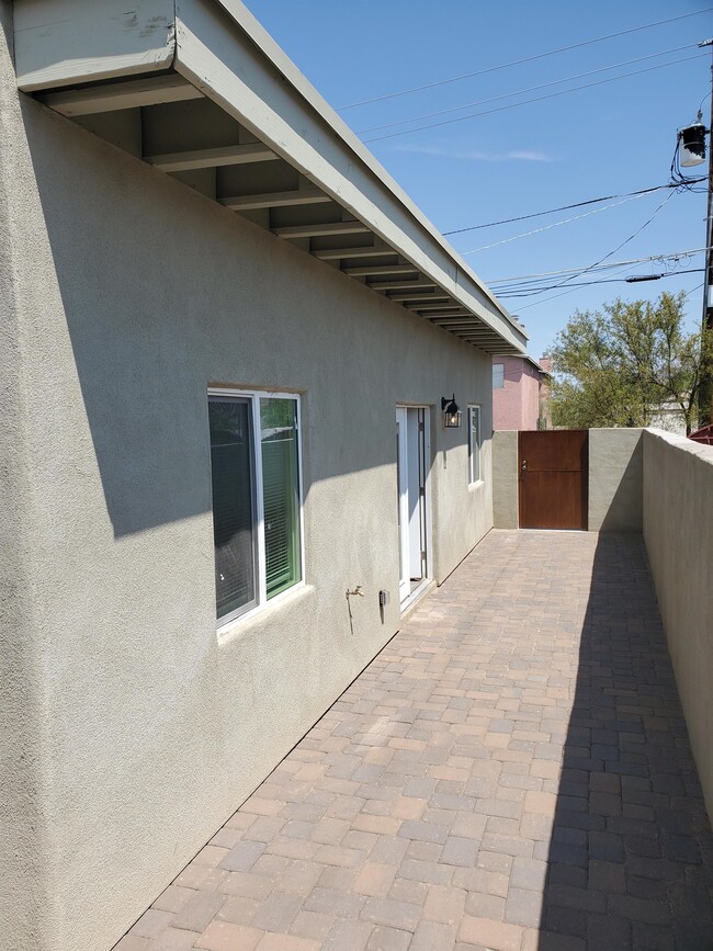 Building Photo - 1130 E Winnie Pl