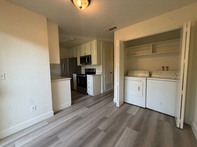 Building Photo - Beautiful 2 bedroom 1 bath Available today! Apply today!