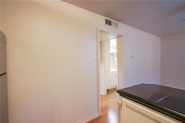 Building Photo - Cozy Studio Home with Fireplace & Walk-In Closet!