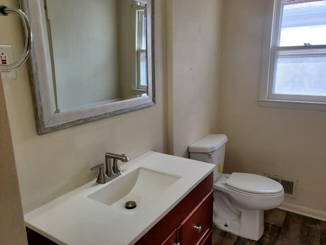 Building Photo - 3 Bedroom Single Family Ranch Home