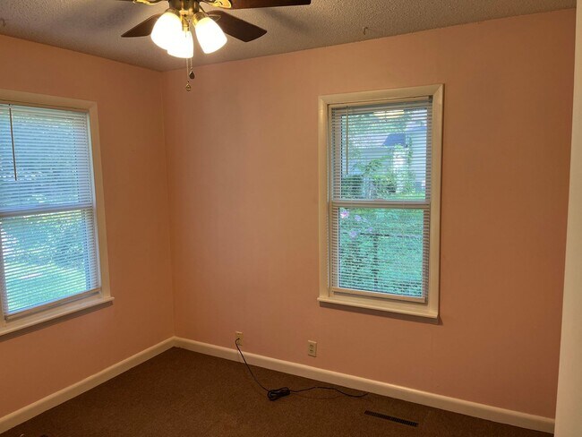 Building Photo - Charming 2 Bedroom with HUGE Yard!