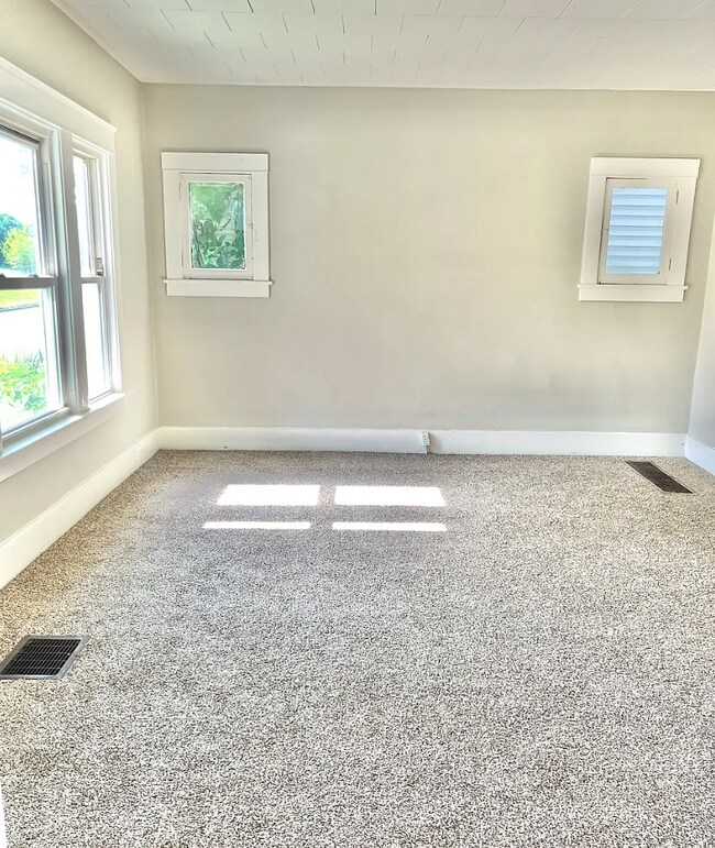 Building Photo - Updated and Spacious!