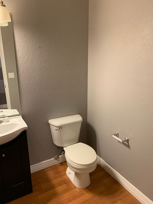 Building Photo - Beautiful Well Maintained 3 bedroom 3.5 ba...