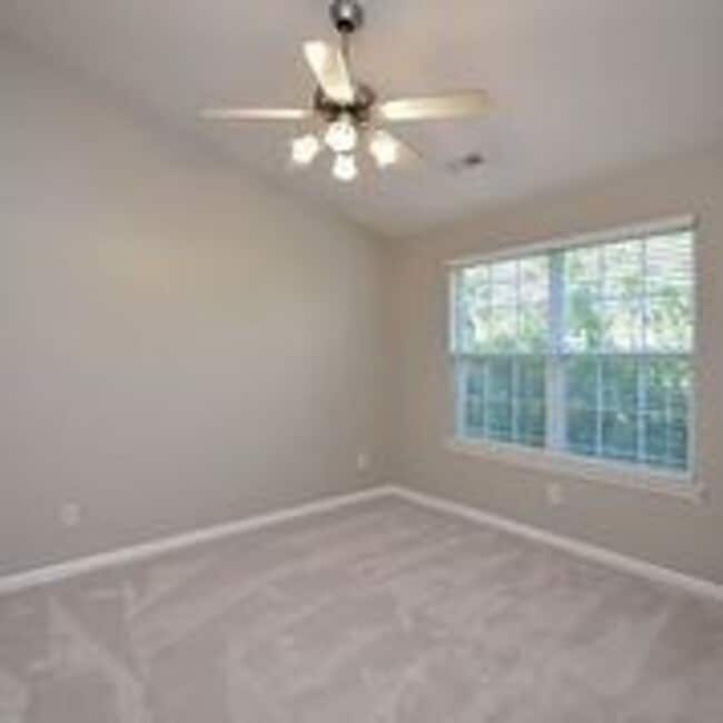 Building Photo - Lovely, Move in Ready 2 Bedroom in Stallin...