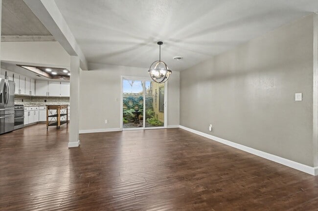 Building Photo - Stylish 2-Bed, 2-Bath Home with Generous Den in The Meadows