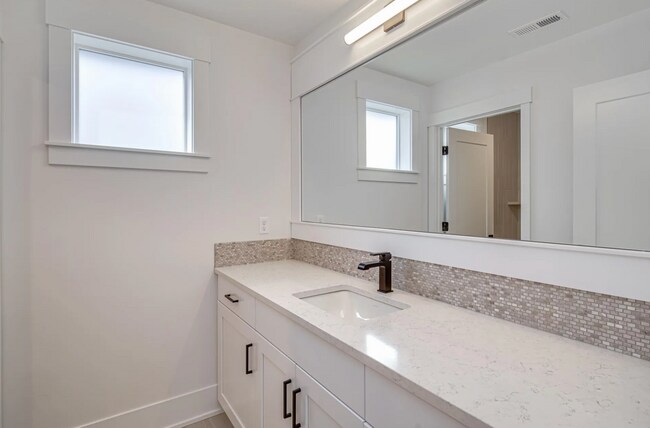 Building Photo - Spacious Westside Home with Loft and Upgra...