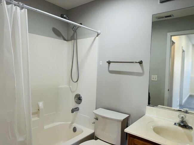 Building Photo - 425 Claire Ave